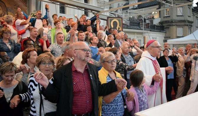 Na koniec bp Antoni zaintonował „Abyśmy byli jedno”, zachęcając, by ponad dwudziestotysięczny tłum złapał się za ręce.