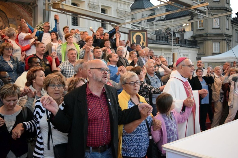 Na koniec bp Antoni zaintonował „Abyśmy byli jedno”, zachęcając, by ponad dwudziestotysięczny tłum złapał się za ręce.