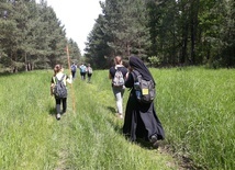Idą z Maryją w plecaku