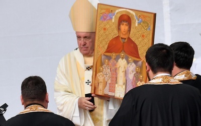 Papież Franciszek trzyma w dłoniach ikonę, przedstawiającą błogosławionych biskupów.