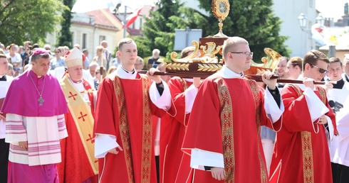 Bp Greger: Chrystus jest między nami, także teraz, na skoczowskim wzgórzu...