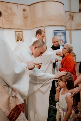 Bracia Marek (od lewej) i Michał podczas Mszy św. prymicyjnej w rodzinnej parafii.