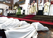 ▲	Przed nałożeniem rąk i modlitwą konsekracyjną kandydaci do wyświęcenia leżą krzyżem, a uczestnicy liturgii śpiewają Litanię do Wszystkich Świętych.