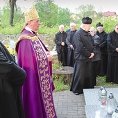 Łodygowiczanie modlili się w kościele i nad grobem zmarłego kapłana.