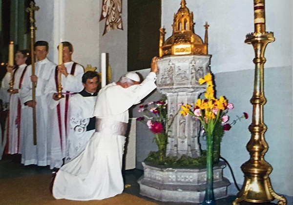 ▲	To zdjęcie jest dla ks. Bogusława Zająca cenną pamiątką spotkania z Ojcem Świętym.