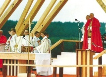 ▲	Wiadomość, że papież przyjedzie na Podhale, zelektryzowała mieszkańców, którzy zgotowali mu gorące powitanie.