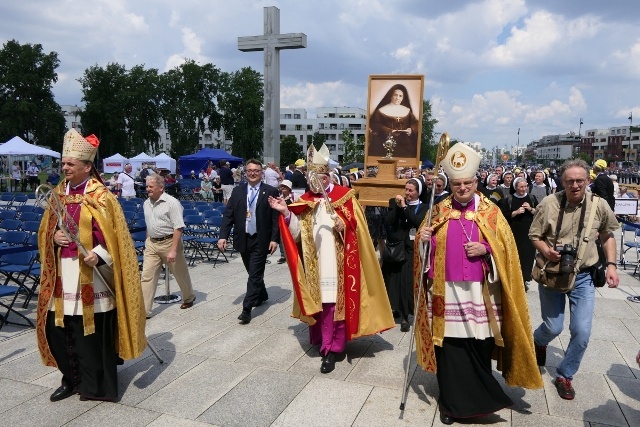 Pielgrzymka z relikwiami błogosławionej nazaretanki 