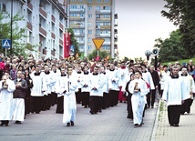 ▲	Ulicami osiedla przeszła kilkusetosobowa procesja.