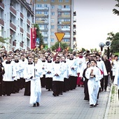 ▲	Ulicami osiedla przeszła kilkusetosobowa procesja.