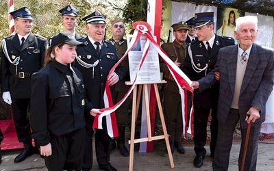 Tablicę pamięci odsłaniali przedstawiciele czterech pokoleń strażackich, w tym najstarszy mieszkaniec Bieńkowic i współzałożyciel OSP Bronisław Pradel.