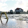 ▲	Cofająca się woda przelewa się przez bulwary starego miasta w Elblągu. Zwykle poziom rzeki jest o około 1,5 metra niższy.