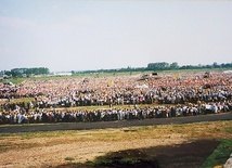 ▲	Tłumy wiernych podczas spotkania z Ojcem Świętym  6 czerwca 1999 roku. 