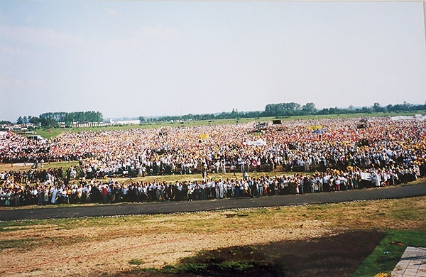 ▲	Tłumy wiernych podczas spotkania z Ojcem Świętym  6 czerwca 1999 roku. 