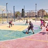 ▲	Wyremontowane boisko do koszykówki.