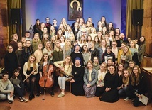 ▲	W spotkaniach uczestniczy ok. 80 osób.