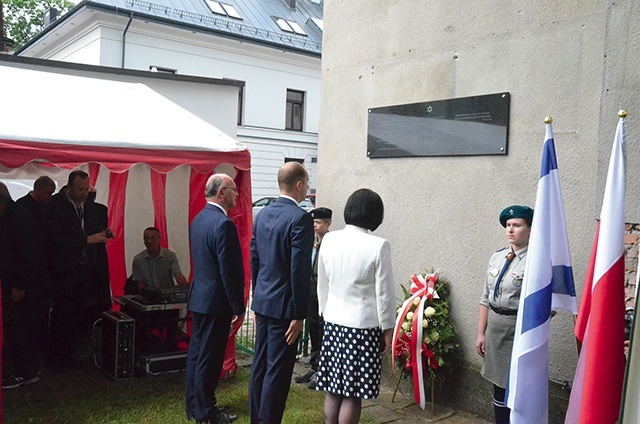 Płytę umiejscowiono na ścianie budynku Muzeum Regionalnego. 