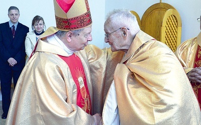 ▲	Życzenia jubilatowi składa bp Henryk Tomasik.