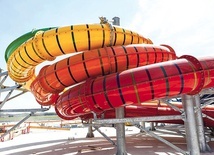 Obecnie montowane są kolorowe zjeżdżalnie.