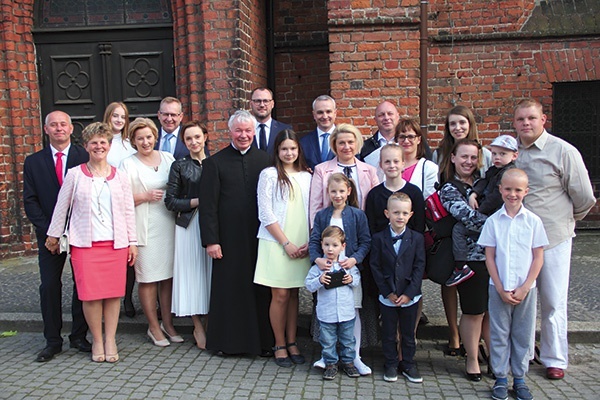 ▲	Osoby zaangażowane w przygotowanie odnowienia przyrzeczeń małżeńskich z proboszczem ks. Andrzejem Szkwarkiem. 