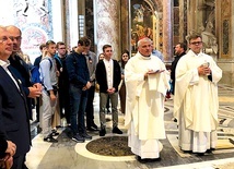 Mszy św. przy miejscu spoczynku papieża Polaka przewodniczył kard. Konrad Krajewski.