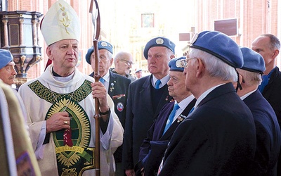 ▲	Z okazji obchodów 100. rocznicy utworzenia ordynariatu polowego biskup polowy WP przyznał zasłużonym medale „W służbie Bogu i Ojczyźnie”.