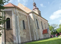 ◄	Kościół parafialny w Powidzku.