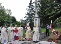 W Ścinawie Małej poświęcono tablicę i świętowano jubileusz kapłański