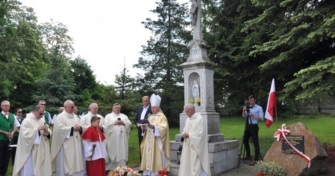 W Ścinawie Małej poświęcono tablicę i świętowano jubileusz kapłański