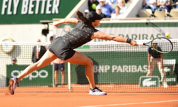 French Open - Świątek przegrała z broniącą tytułu Halep