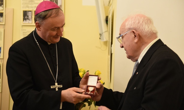 Karol Krasnodębski przekazuje Krzyż Wolności i Solidarności bp. Andrzejowi Jeżowi jako wotum wdzięczności za świętych kapłanów, którzy byli przy internowanych i ich rodzinach w trudnych latach stanu wojennego.