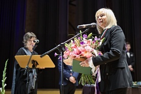 Prof. Urszula Bobryk podczas uroczystości odebrała medal.