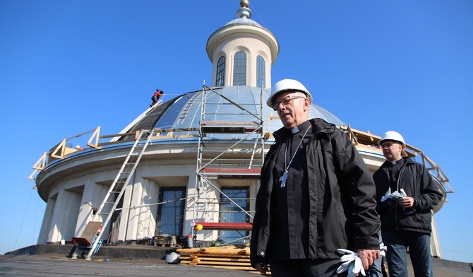 Abp Wiktor Skworc odwiedził prowadzących prace na kopule katowickiej katedry