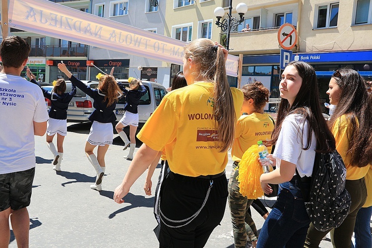 Żółte koszulki w Nysie - marsz wsparł hospicjum