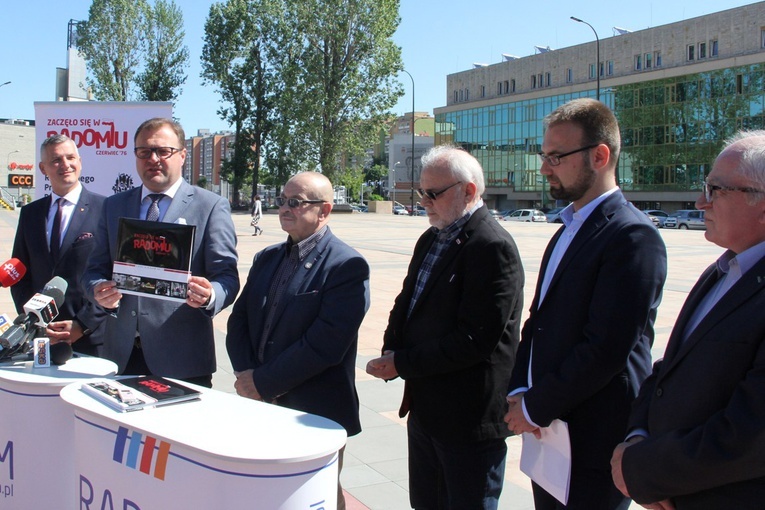 O rocznicowych obchodach poinformowano podczas konferencji prasowej. Album pokazuje Radosław Witkowski, prezydent Radomia.