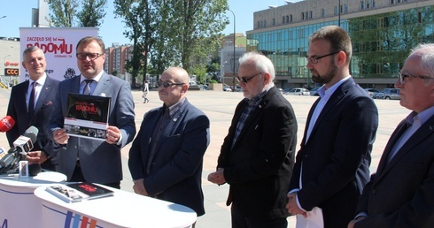 O rocznicowych obchodach poinformowano podczas konferencji prasowej. Album pokazuje Radosław Witkowski, prezydent Radomia.