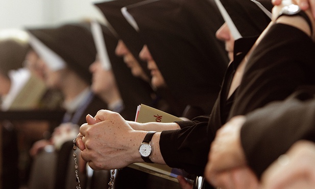 Wszystkie zgromadzenia zakonne żeńskie rozpoczęły modlitwę za księży i Kościół w Polsce. Nowenna potrwa do 1 sierpnia. 
1.10.2011 Sanktuarium Bożego Miłosierdzia w Łagiewnikach
