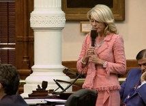 Film prezentuje historię prawnych batalii.