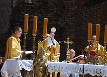 Msza św. w ruinach kościoła św. Mikołaja w Głogowie