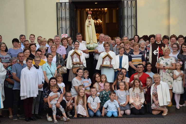 Na spotkanie z Matką Bożą i Heroldami Ewangelii przybyly rodziny apostolatu i wierni z Łęgonic i Żdżar.