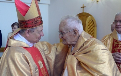 Życzenia ks. Marianowi Jaskólskiemu składa bp Henryk Tomasik.