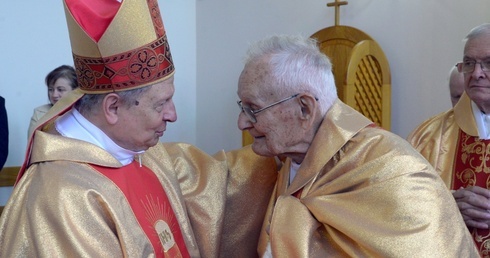 Życzenia ks. Marianowi Jaskólskiemu składa bp Henryk Tomasik.