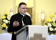 Ks. Mirosław Rakoczy mówiący o organizmie duchowym w kościele pw. Ducha Świętego w Świdnicy.