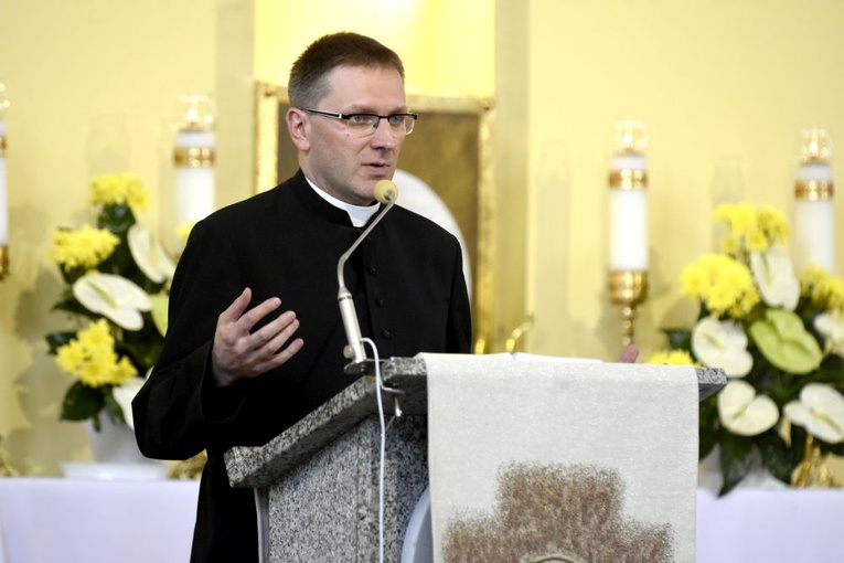 Ks. Mirosław Rakoczy mówiący o organizmie duchowym w kościele pw. Ducha Świętego w Świdnicy.