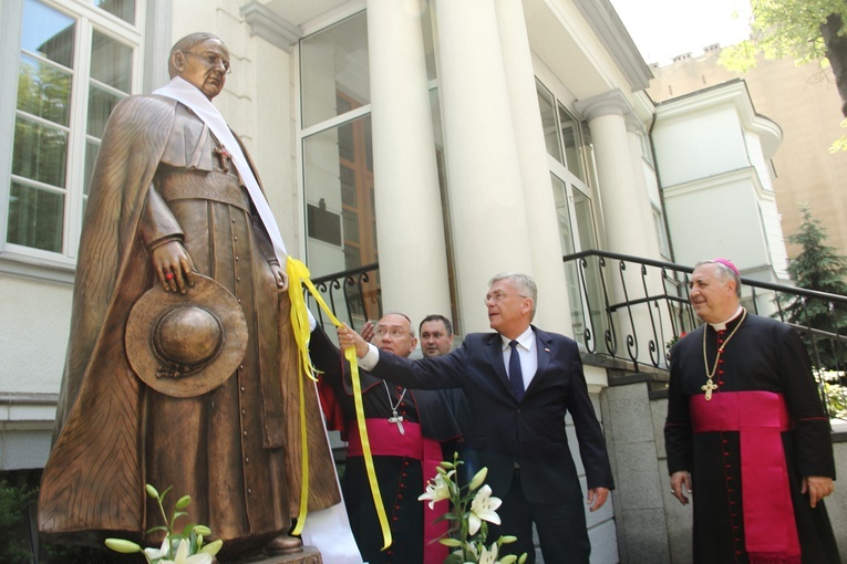 "Stanął w jednym szeregu z Polakami". Odsłonięto pomnik abp. Achillesa Rattiego