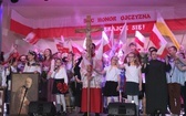 Patriotyczne widowisko w wykonaniu uczniów i abolwentów SP w Malcu