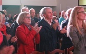 Patriotyczne widowisko w wykonaniu uczniów i abolwentów SP w Malcu