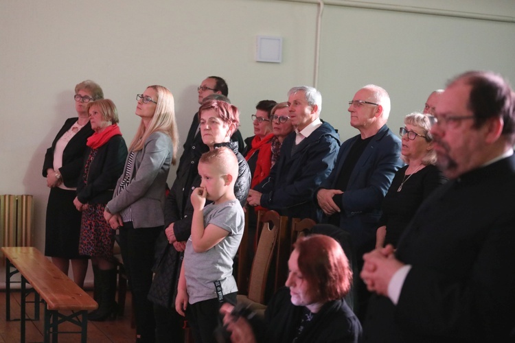 Patriotyczne widowisko w wykonaniu uczniów i abolwentów SP w Malcu