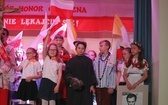 Patriotyczne widowisko w wykonaniu uczniów i abolwentów SP w Malcu