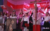 Patriotyczne widowisko w wykonaniu uczniów i abolwentów SP w Malcu