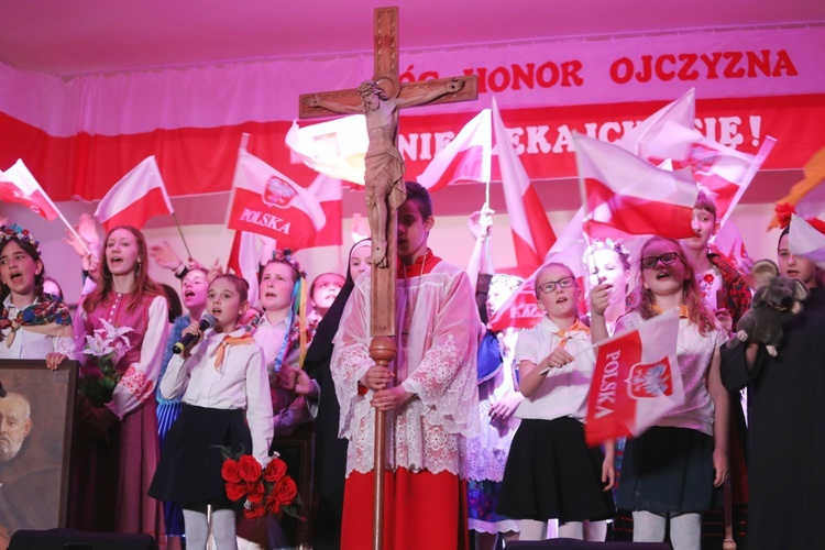 Patriotyczne widowisko w wykonaniu uczniów i abolwentów SP w Malcu